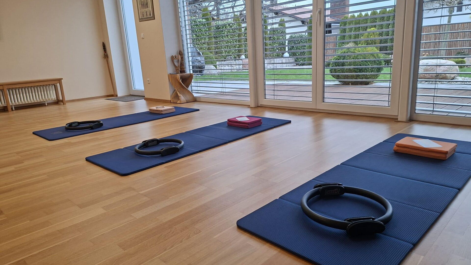 Pilatesraum der Vitalpraxis Dorfner mit mehrere blauen Matten am Boden
