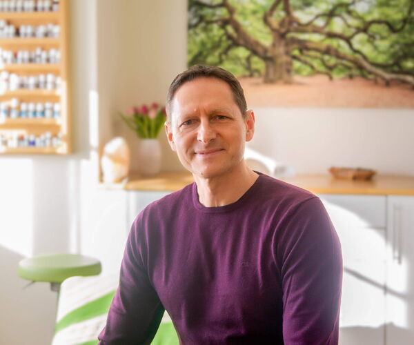 Werner Dorfner Osteopath und Heilpraktiker in seiner Praxis in Ruderting