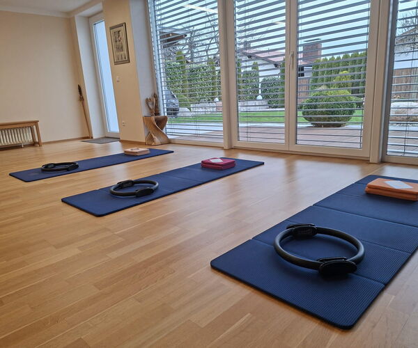 Pilatesraum der Vitalpraxis Dorfner mit mehrere blauen Matten am Boden